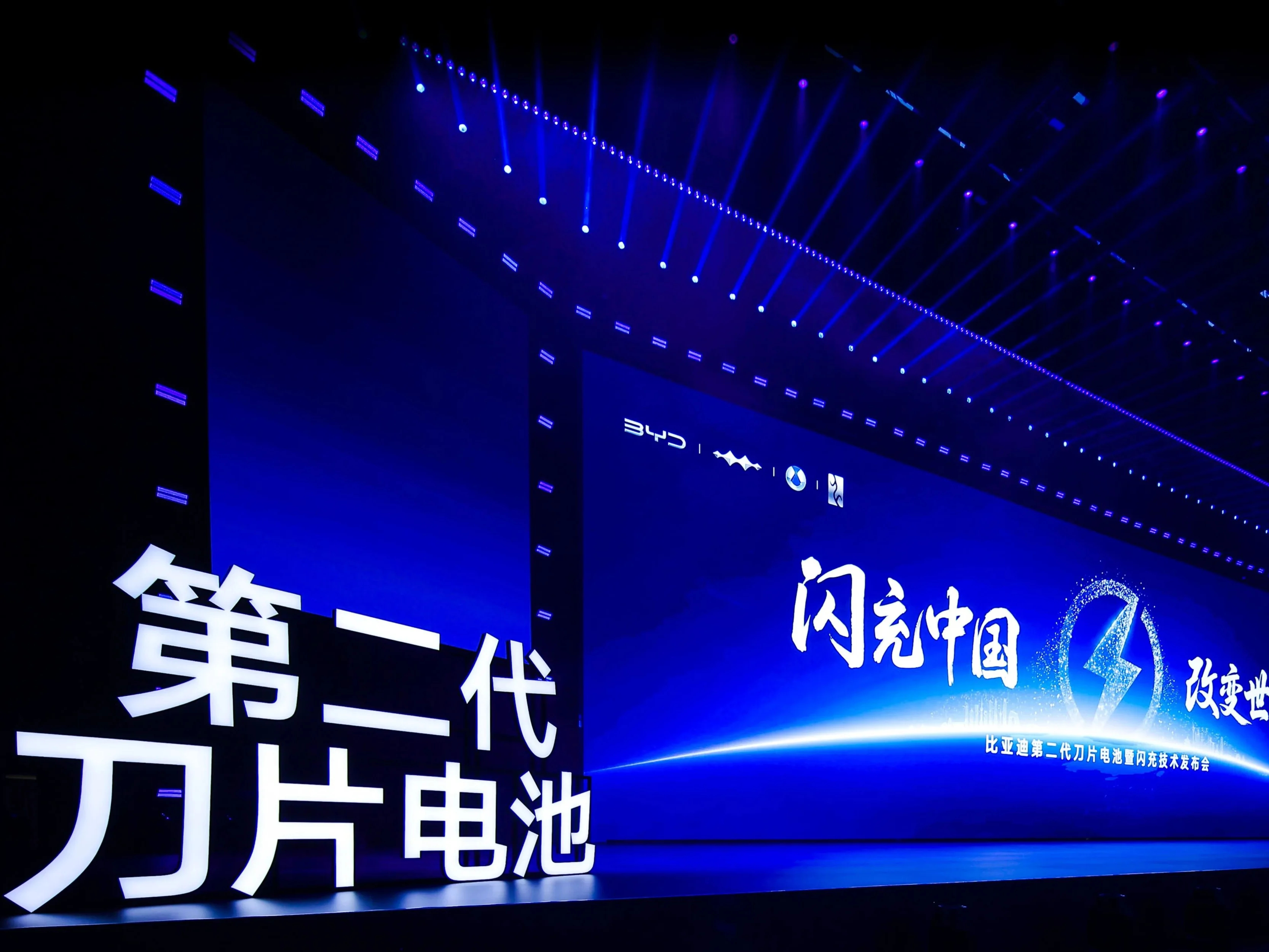 全球电动汽车销量前十品牌中，中国品牌占据半数。比亚迪以255.6万辆高举第一，昔