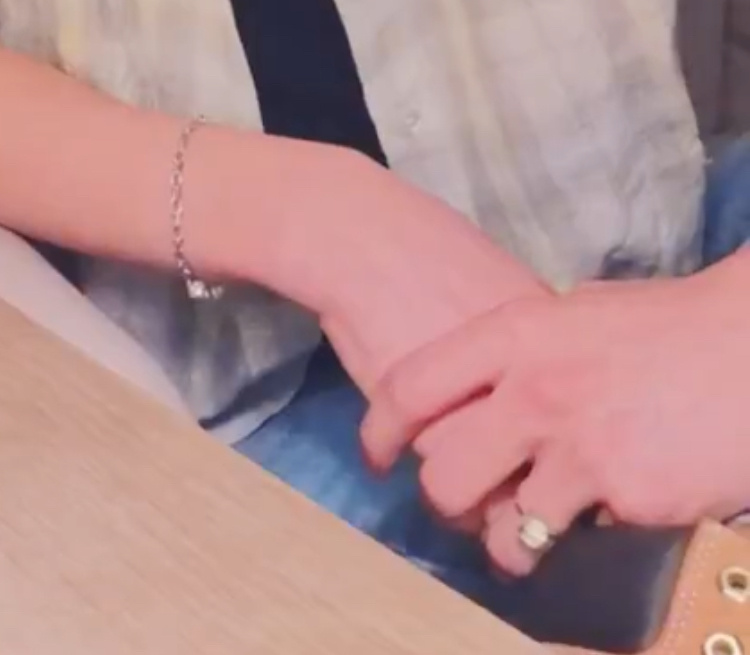 这个手好涩……我一直盯着看 ​​​