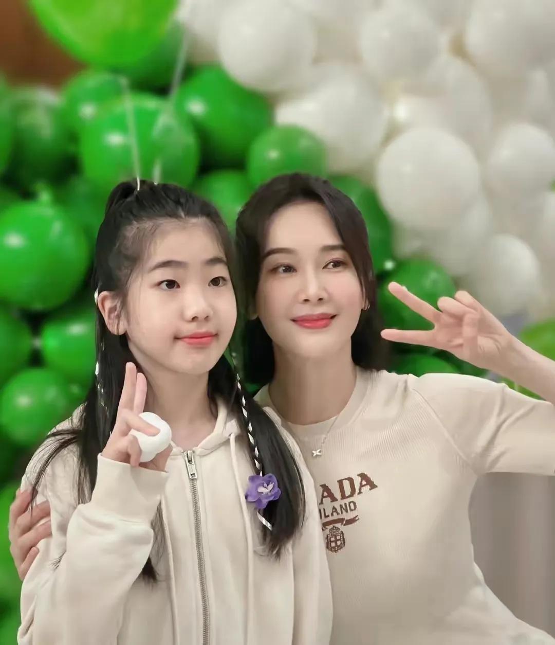 左小青的女儿都长成大姑娘了，早就听说她结婚了，就是不知道她老公是谁？