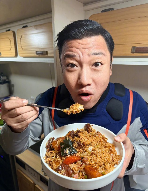 全网复刻徐福烩饭，贾冰直接交出“冰版”答卷，一锅热气腾腾的烩饭，隔着屏幕都闻到香