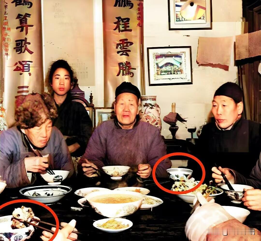 1948年，北京。一群老太监在一起聚餐，看似平常的一张餐桌上，却暗藏玄机。在他们