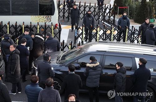 韩国公调处出发执行尹锡悦逮捕令 韩国腐败调查办公室证实，对尹锡悦的逮捕令正在执行