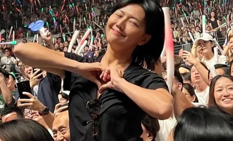 看得出来她过得很幸福[玫瑰][玫瑰]她老公好像变帅了这几年，结婚时候没有很帅[捂