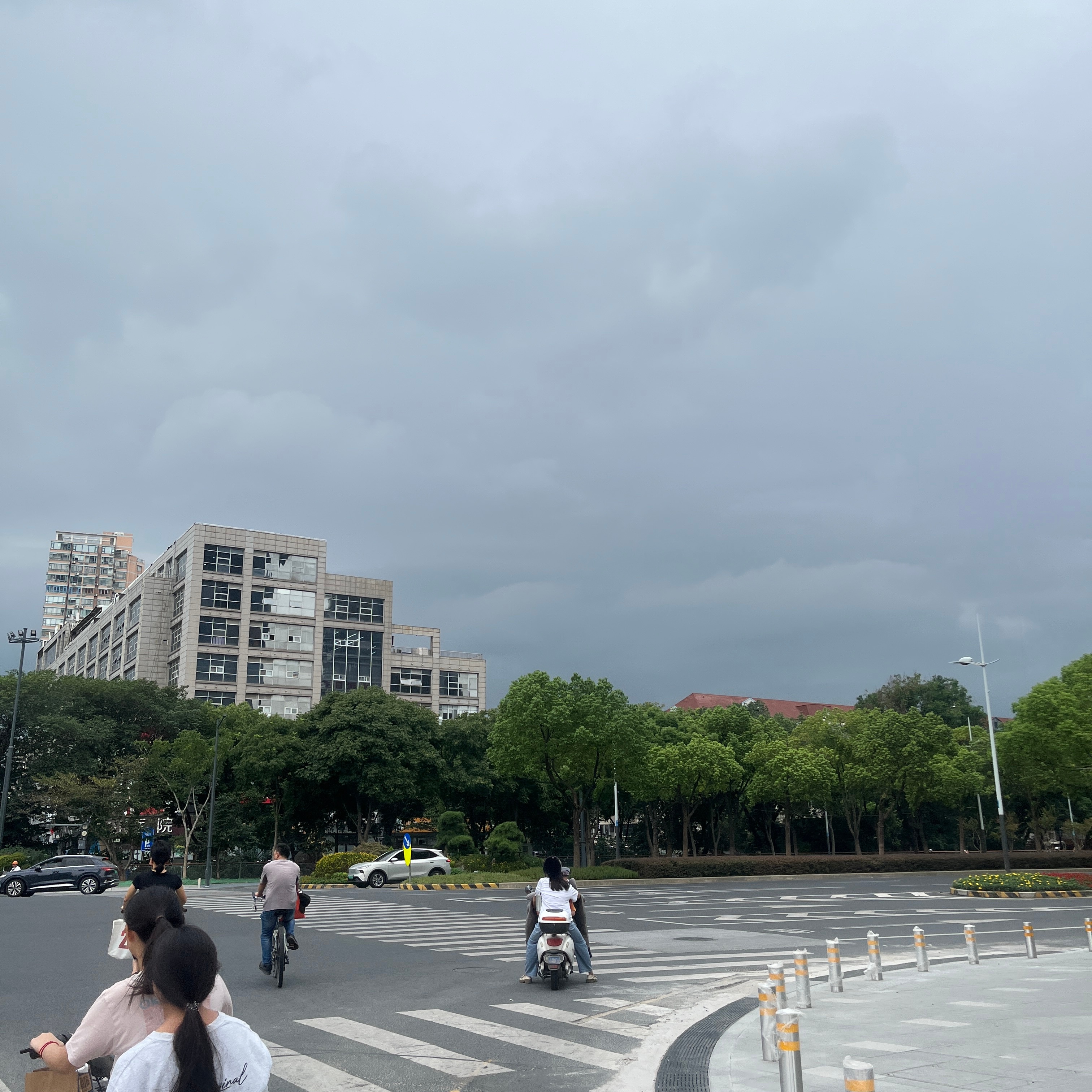 中秋假期江苏连续阴雨在线怪不得呢，吃完饭回家。天阴阴的，感觉要下雨，但这个气温真
