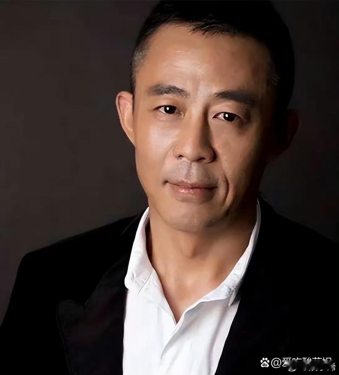 “铁打的侯勇，流水的妻”，这句在网络上疯传的话语，或许是对侯勇感情生活的最直白描