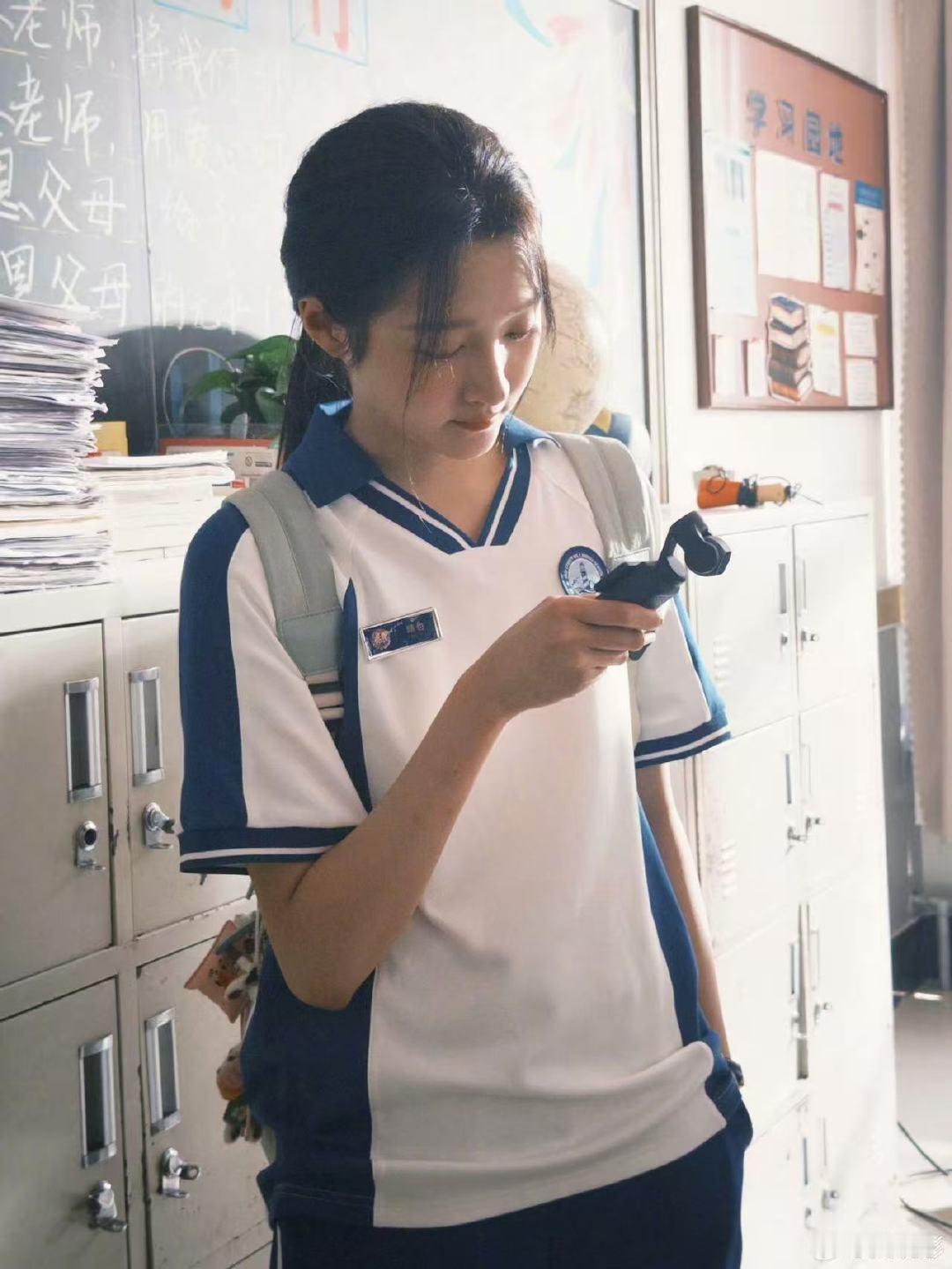 关晓彤穿校服明显好看很多关晓彤真适合穿校服 终于有人说出来了！关晓彤一穿校服，整