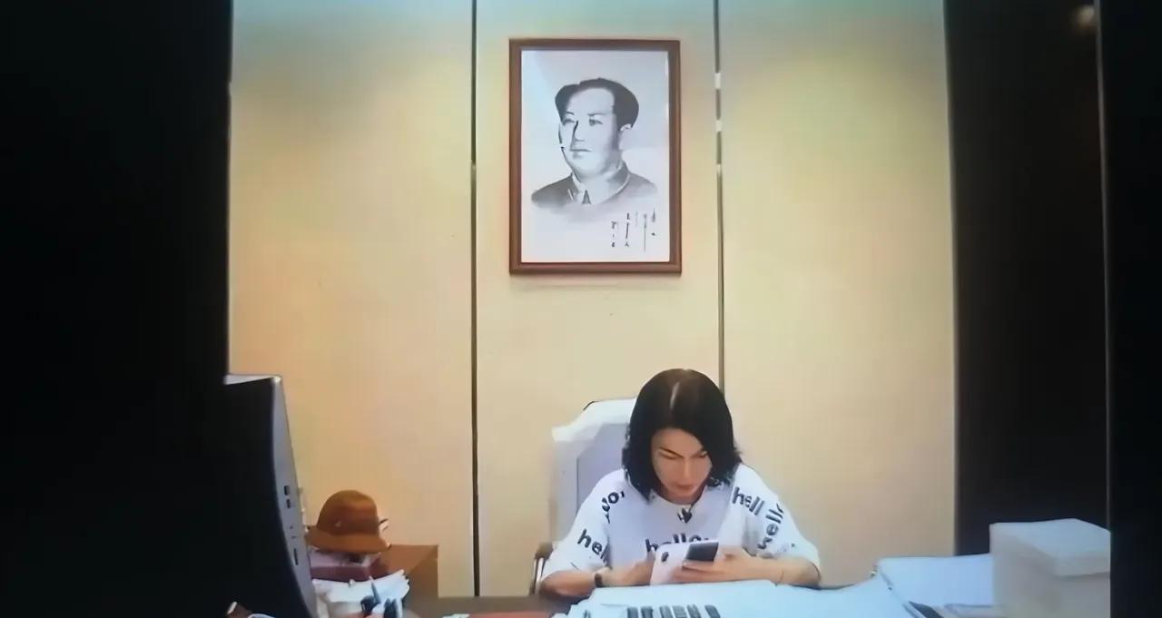 就冲这张图，我就粉董明珠！
说明她把教员放在心中，不会忘本，又坚定信仰。
董明珠