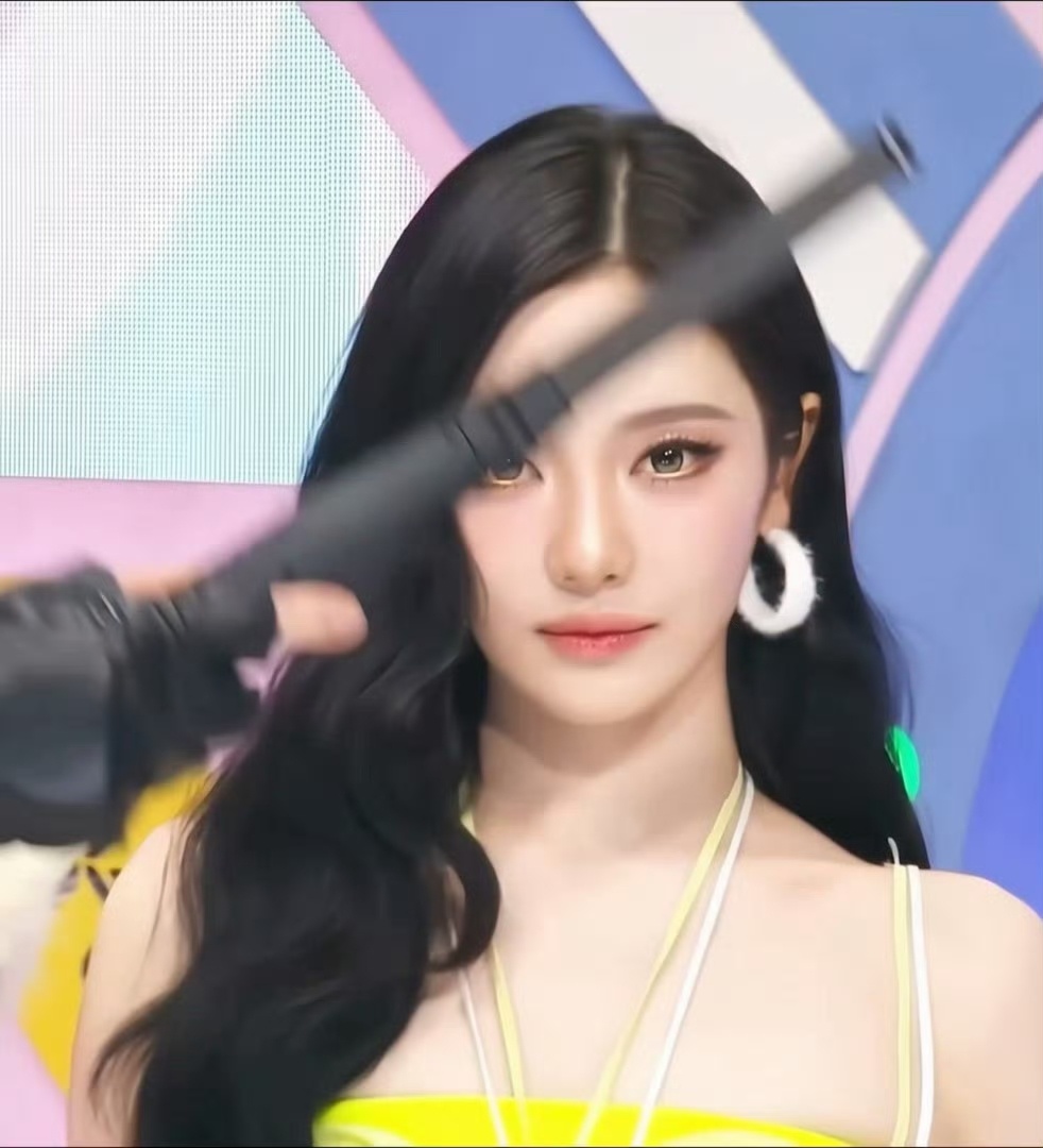 宁艺卓金色下至眼妆美而萌之