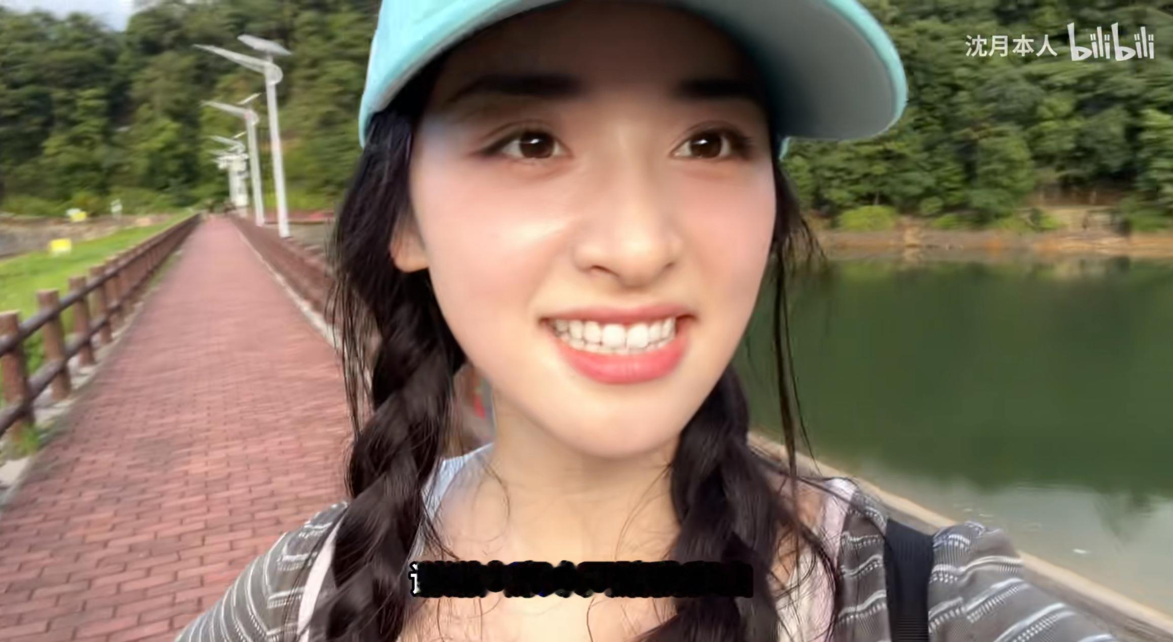 在家趴着就能掉卡路里的运动让我找到了：陪沈月爬山她还谢谢我沈月的vlog
