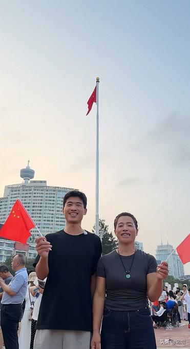 谢浩男的好友海军，是个实打实体贴入微的暖心人。国庆长假，他专程陪着他妈妈前往福州