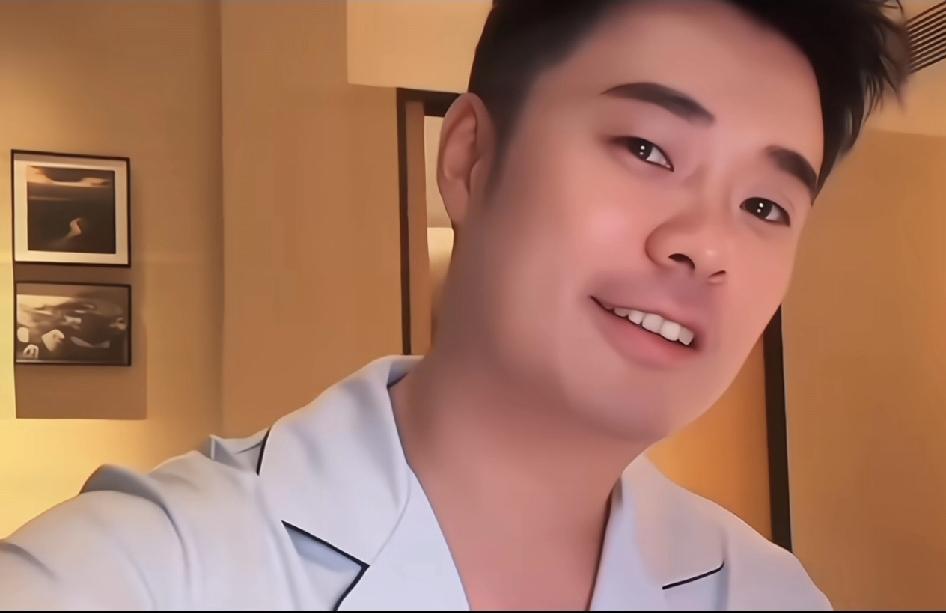 陈赫直播听到李晨被欺负
一秒后眼眶含泪心疼
他又怎会不知这种被欺负的感觉呢？
曾