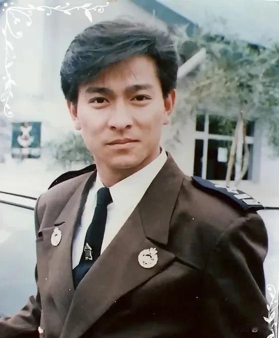 为何大家都钟情于刘德华？
四大天王之中，就属他最为英俊。
他不仅相貌出众，还勤奋