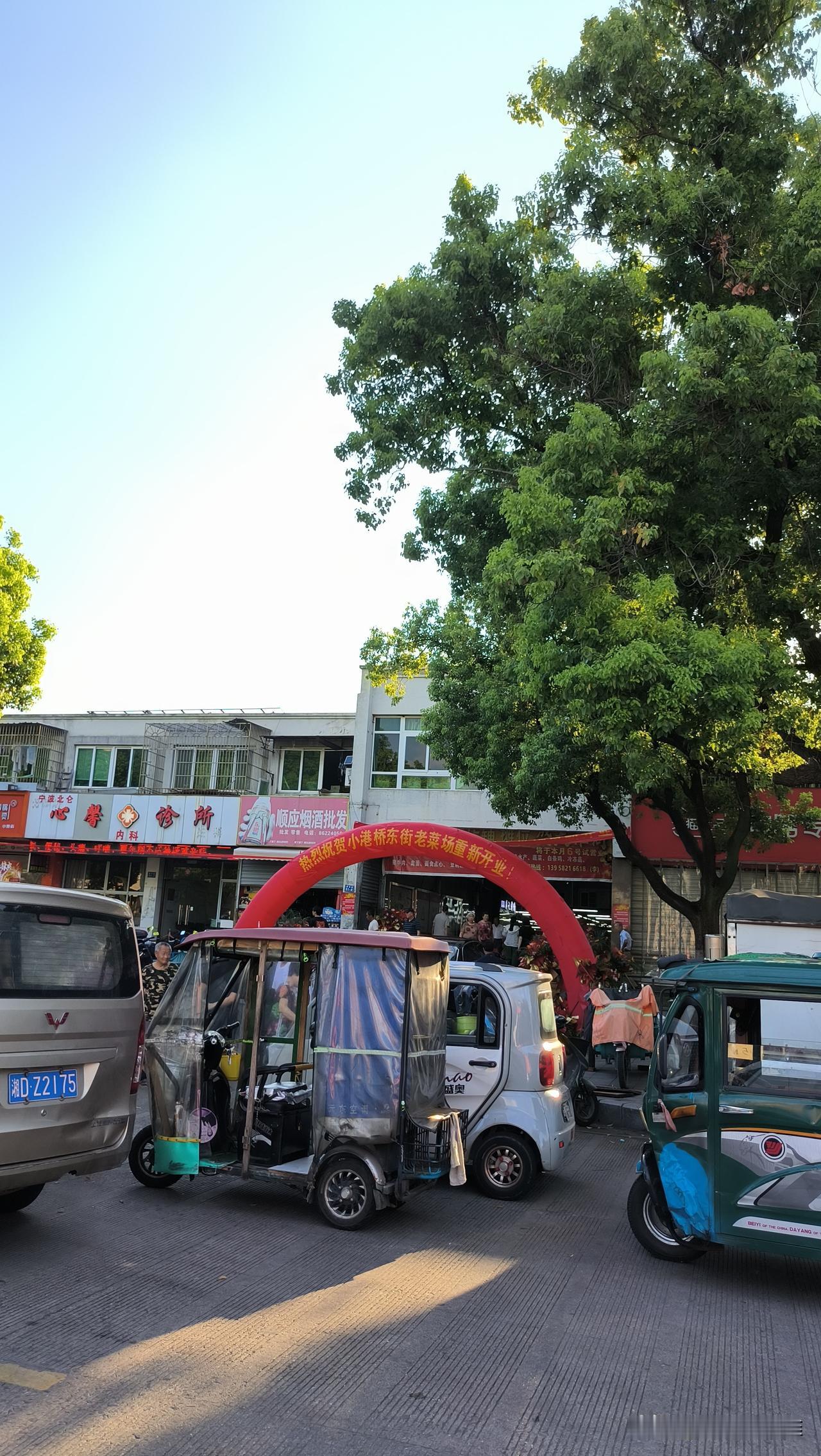 哎呀，没想到，曾经大名鼎鼎的宁波小港桥东街老菜场又重新营业了。
之前修建了新菜场