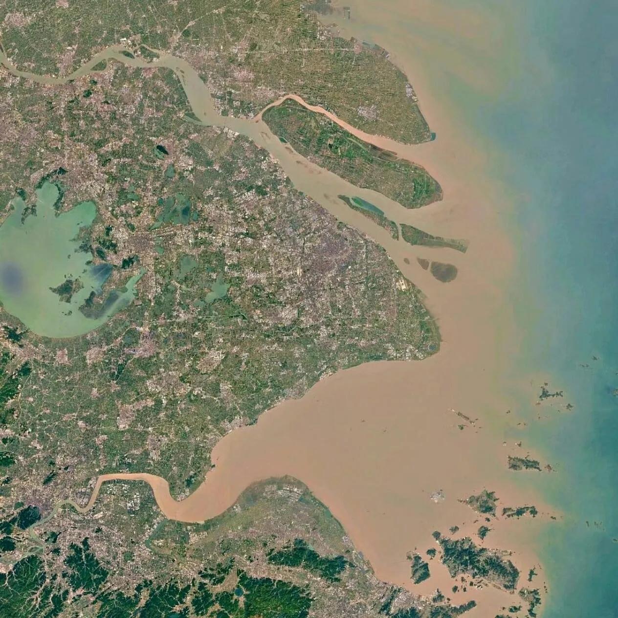 上海港是世界第一大港口？这泥沙淤积…
这里泥沙这么多，那些吨位很大的大船是怎么进