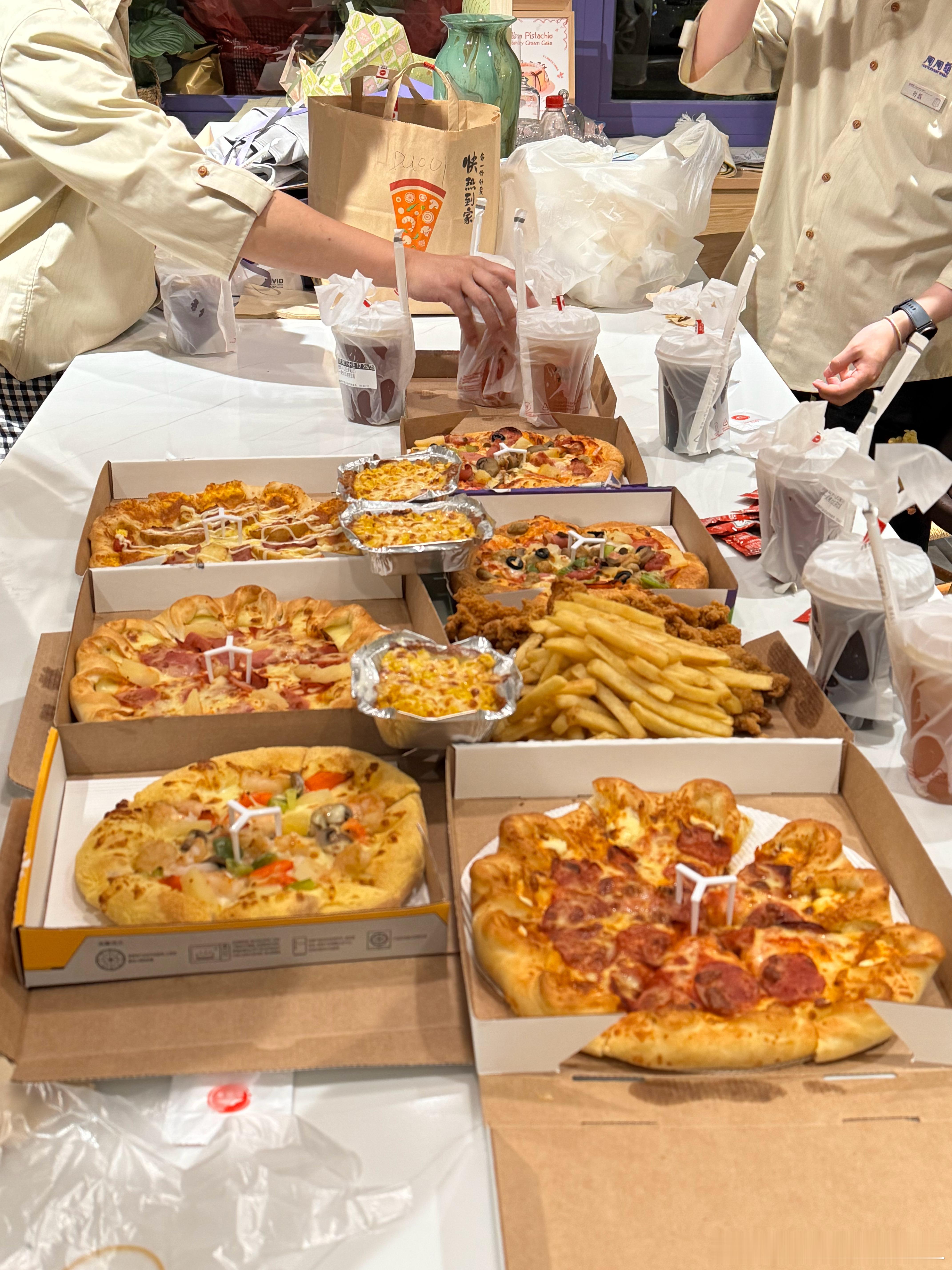 晚饭的时候还在嗨皮，结果11点回工作室拿东西就直接瘫了一宿[允悲]，带妆睡了一晚