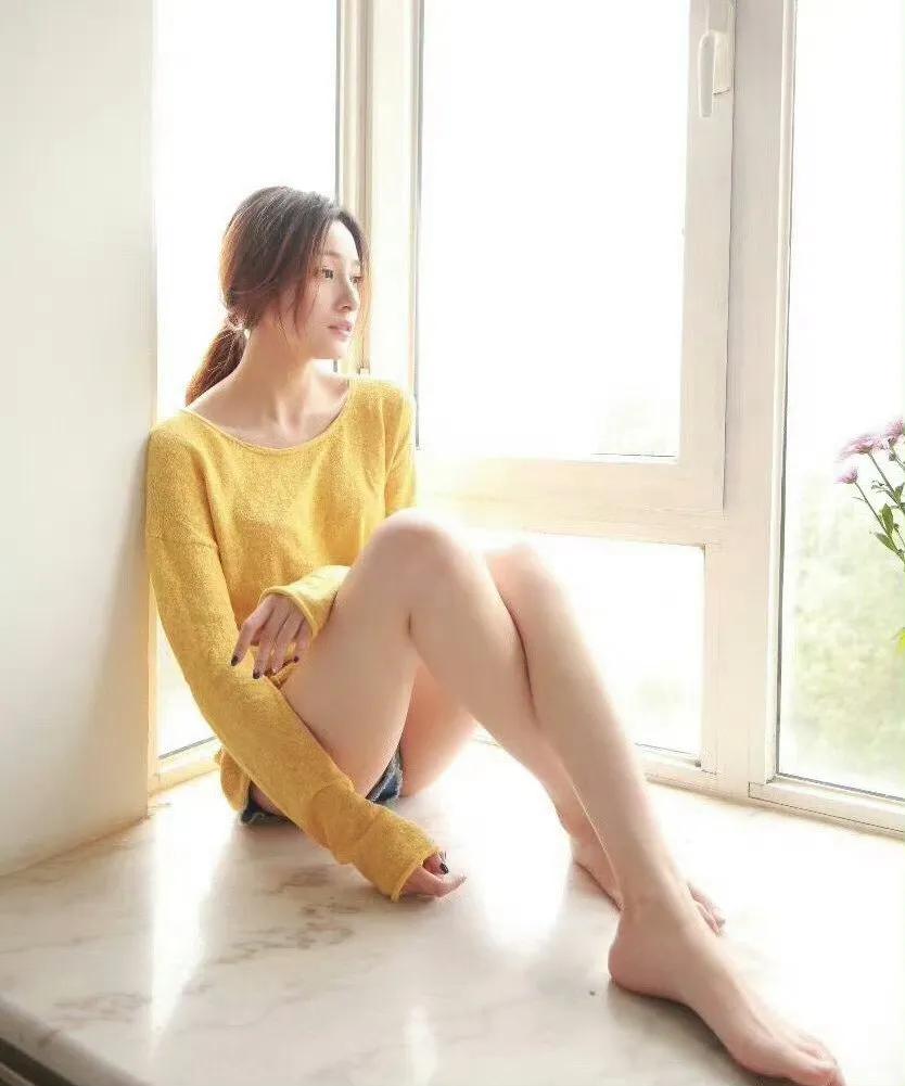 马凡舒不喜欢别人和她合照，却偏偏喜欢自己拍，拍起来就露腿，刹不住车的那种，周涛董