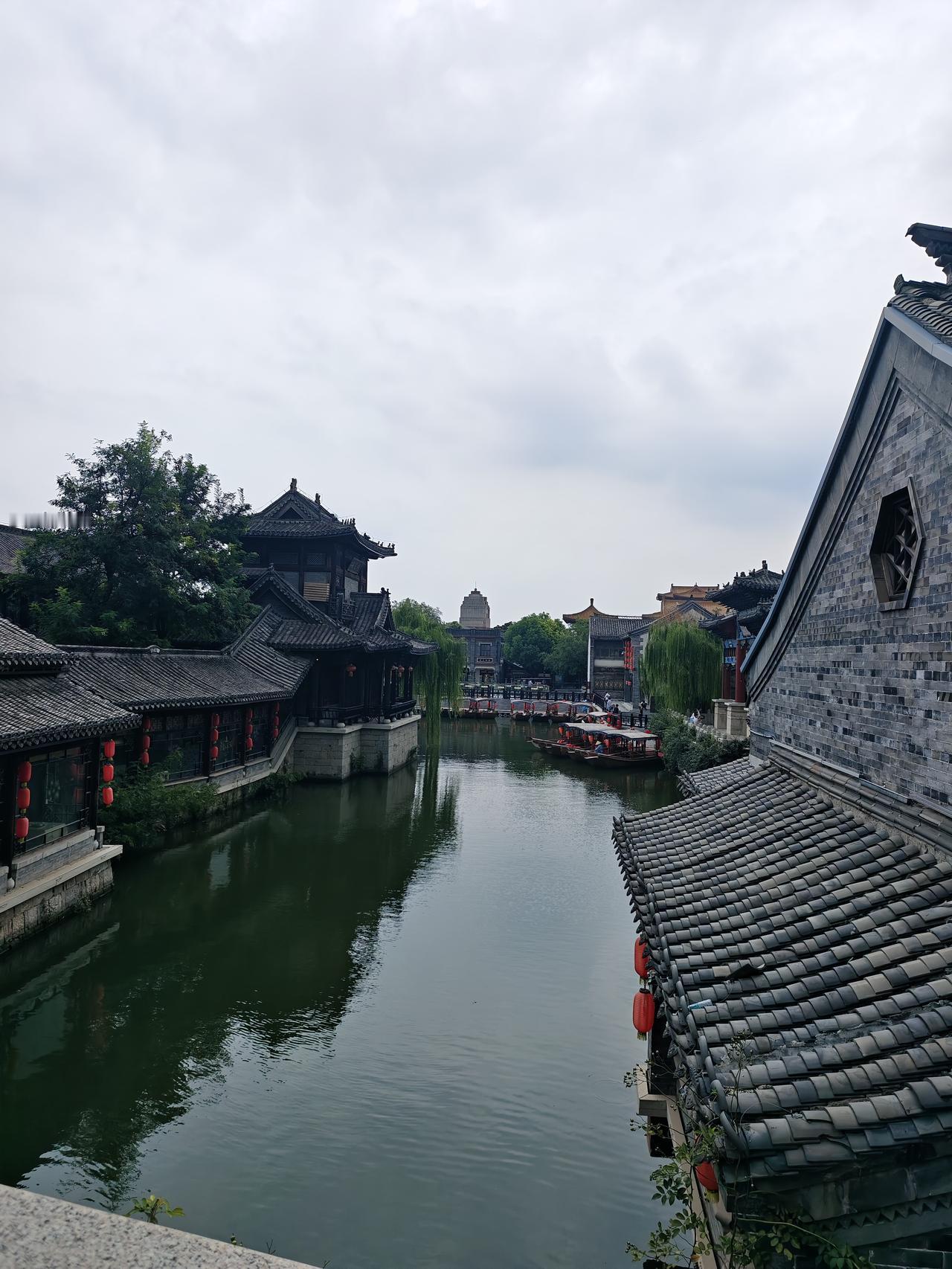1. 岁月长河风风雨雨
人生旅途跌跌撞撞
（侧重个人成长，写实又耐品）
​
2.