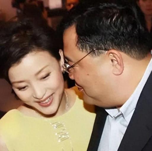 1994年，富豪吴征斥资500万买下一艘游艇，把有夫之妇杨澜邀到游艇大胆表白。杨