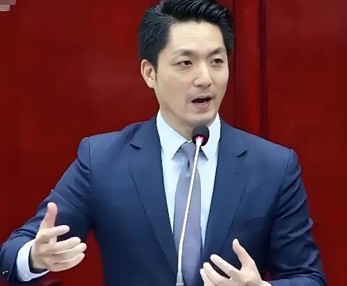 邱毅说，台北市市长蒋万安曾宣称，如果大陆继续在台海进行军机绕台和军演的话，他就要