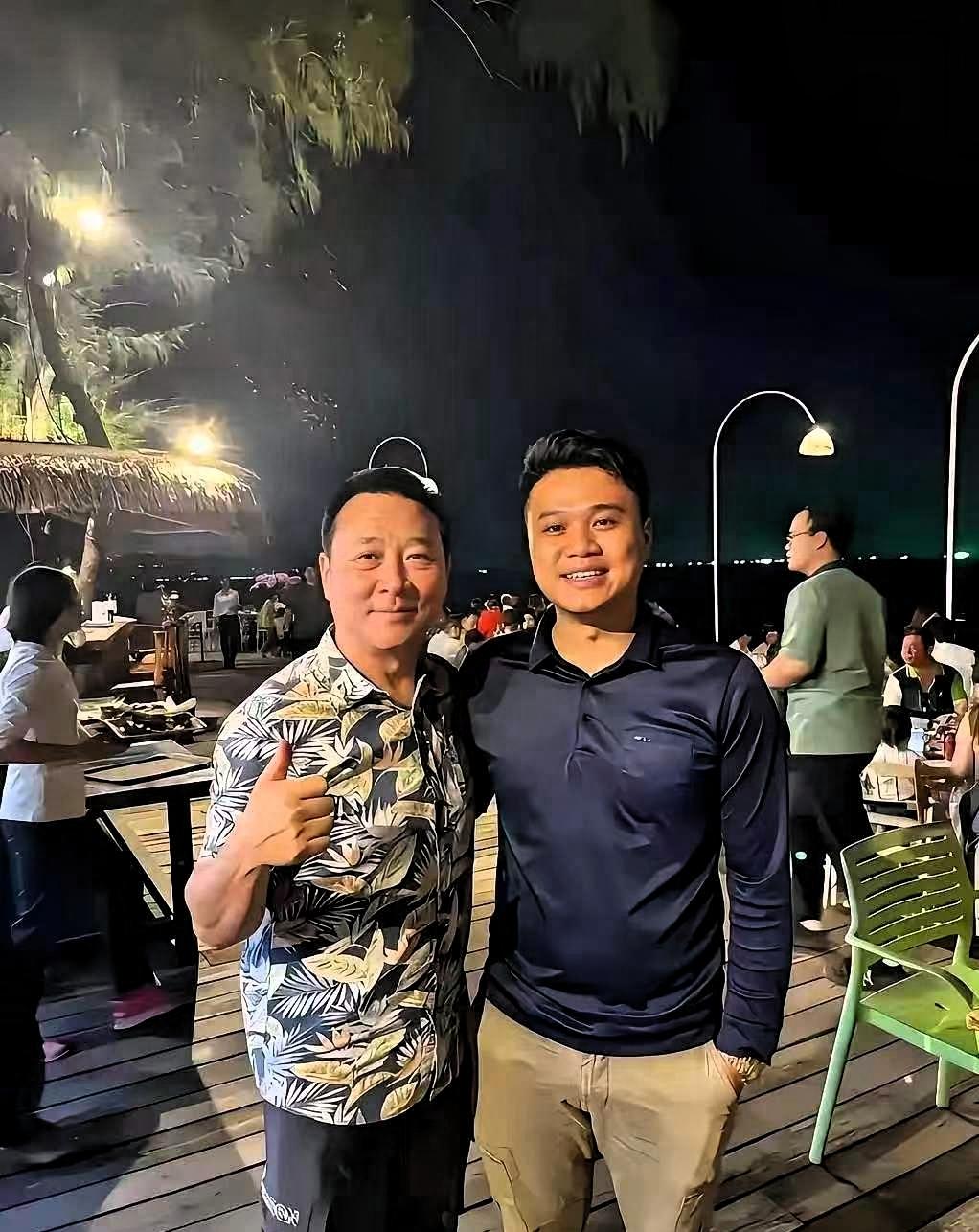 北京一个19岁的小伙子找工作已经身无分文，在公园长椅上睡了一个星期，被一位陌生大