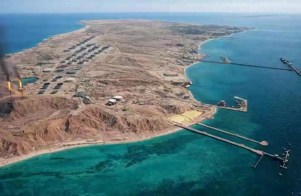 3万对100万，美伊波斯湾摊牌，全球能源命门悬一线


波斯湾的风都裹着火药味！