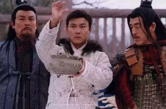 朱元璋想找理由杀了沈万三，指着猪蹄子问：“万三，这是什么菜？”沈万三当然知道朱元