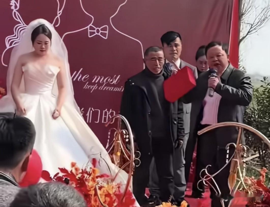 “忠告年轻人不要被金钱蒙蔽了自己的婚姻。”安徽这新娘爸爸可以让新郎长舒一口气了，