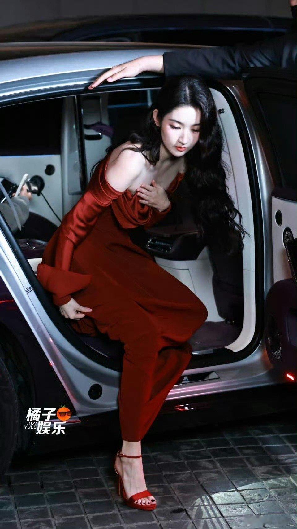 王玉雯这次下车神图有了！！黑夜中的红玫瑰🌹 