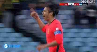 库拉索解围失误，张玉宁挑射再下一城！
比赛进行到第54分钟，国足获得定位球快发，