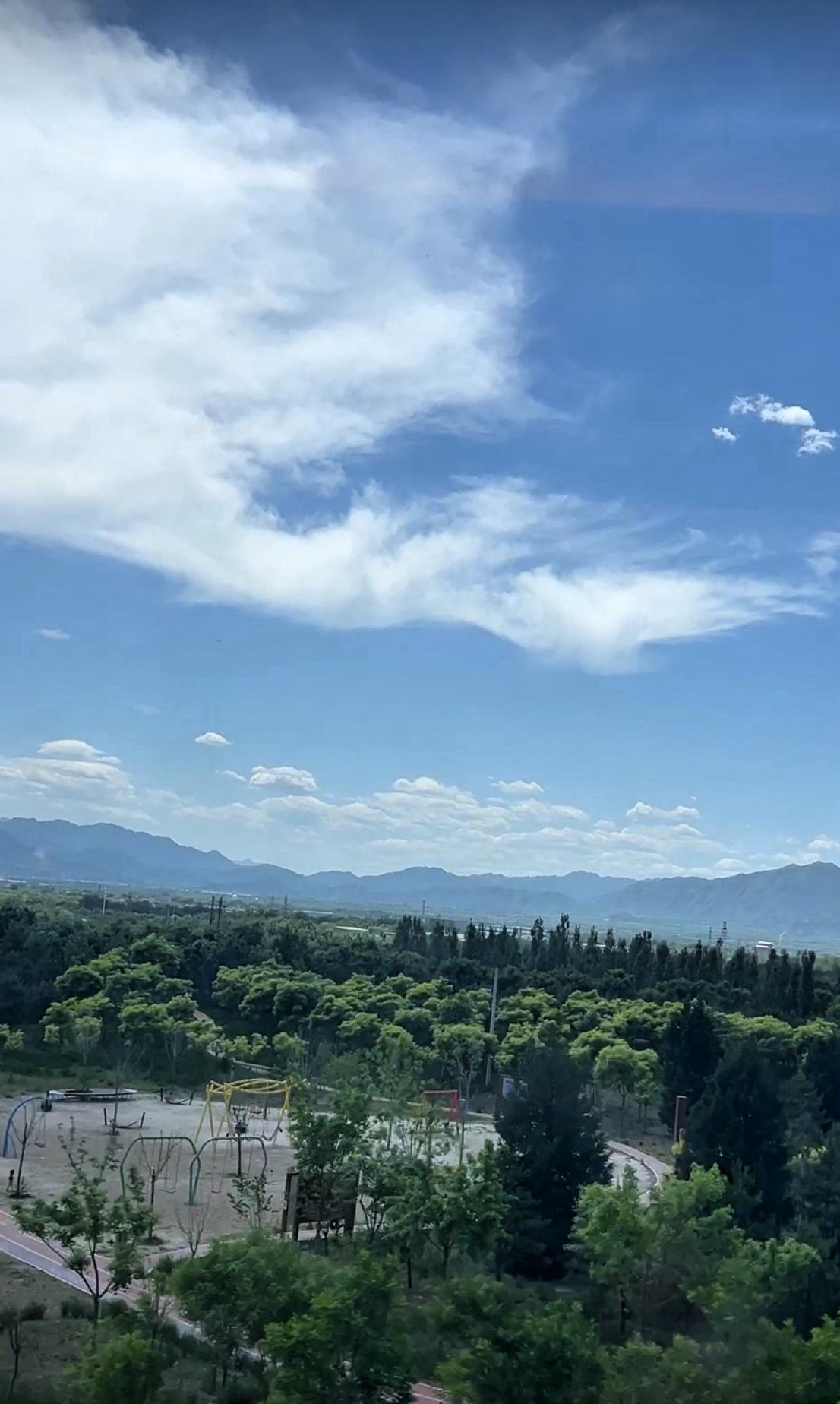 故乡的云，那是刻在心底的画卷。每次看到故乡云的照片，思绪就被拉回去。
我故乡的云