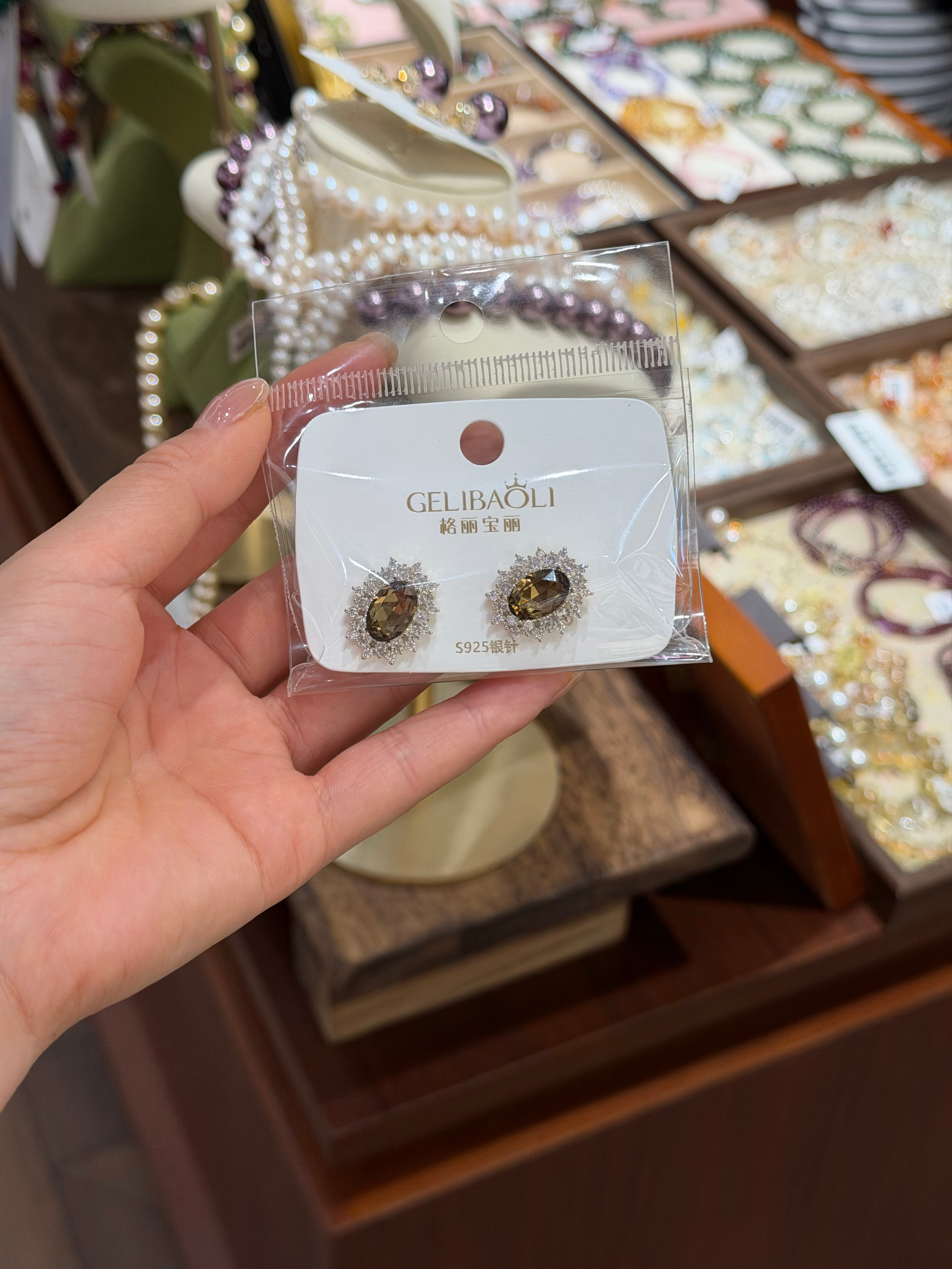 河豚今天穿的啥 图一的衣服是店里买的，耳环也是，我拍了清楚图片，大家可以直接搜同