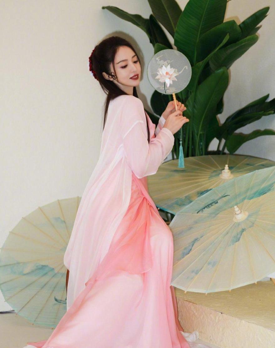 董璇近期太惊艳！红毯和《疯狂好六夜》双场合体白素贞，白衣翩跹仙气拉满，温婉大气的