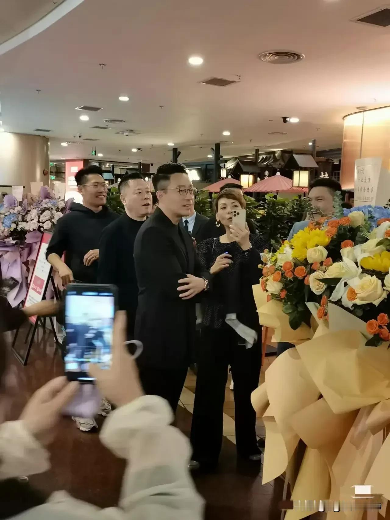 汪小菲真有魄力啊！

正大广场麻六记开业，汪小菲现身捧场，正在排队的顾客纷纷要求