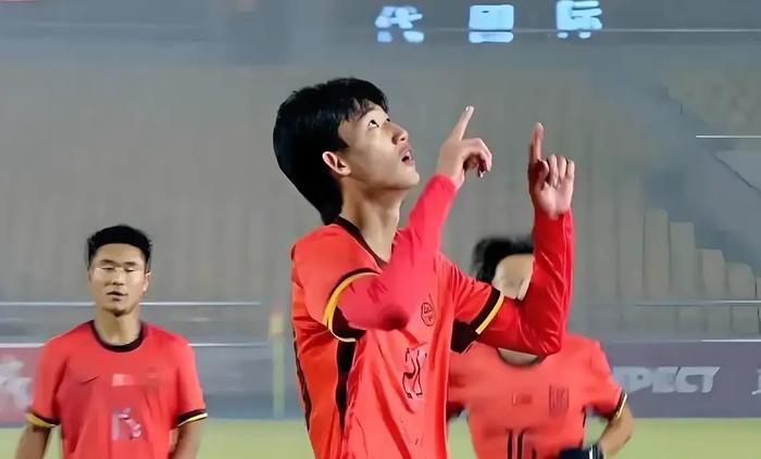 国足未来第一中锋，赵松源！
国足U17对阵文莱的比赛中，球员赵松源一人打进6个进