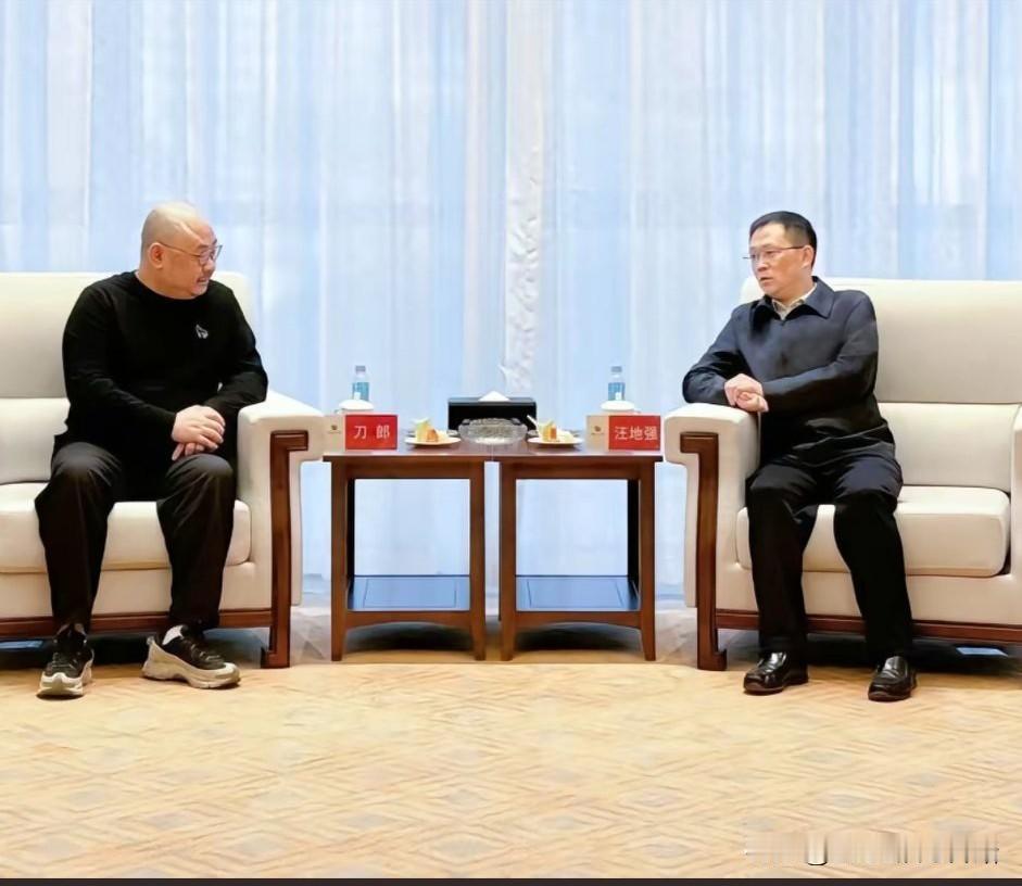 刀郎，不愧是著名的歌唱演员。最近，他和自己的团队去探访贵州习酒集团。董事长汪地强