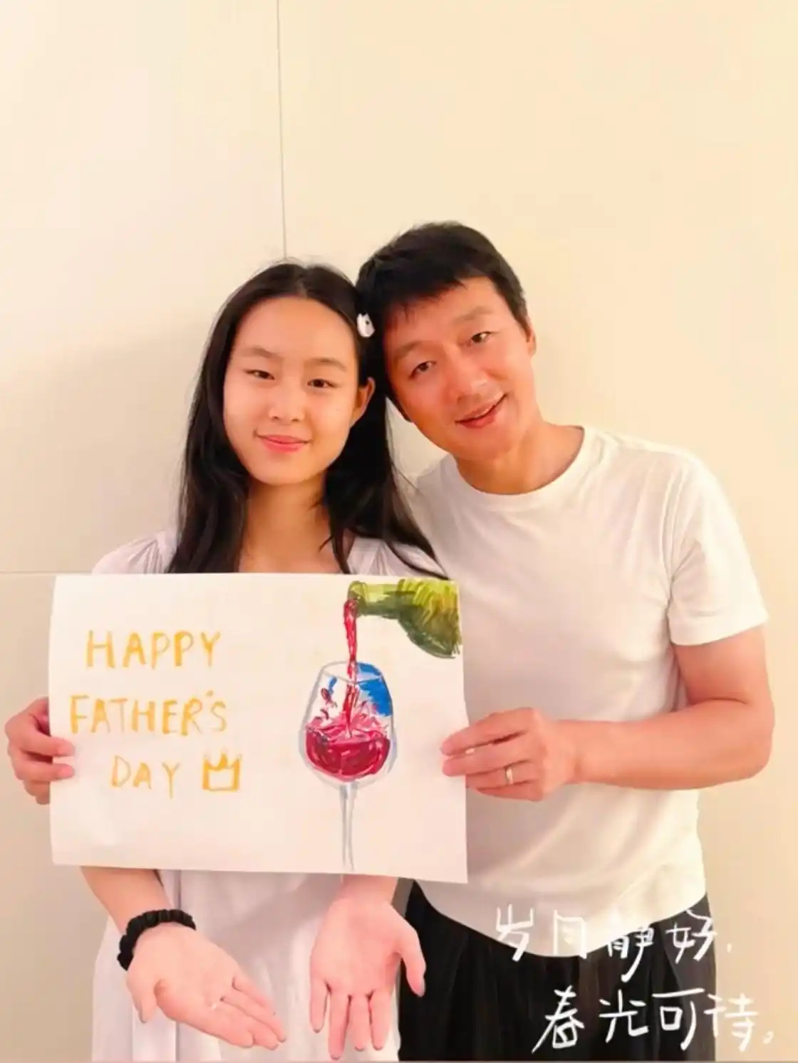 关悦晒一家五口日常，俩女儿都好高，大女儿像妈妈二女儿像佟大为 
