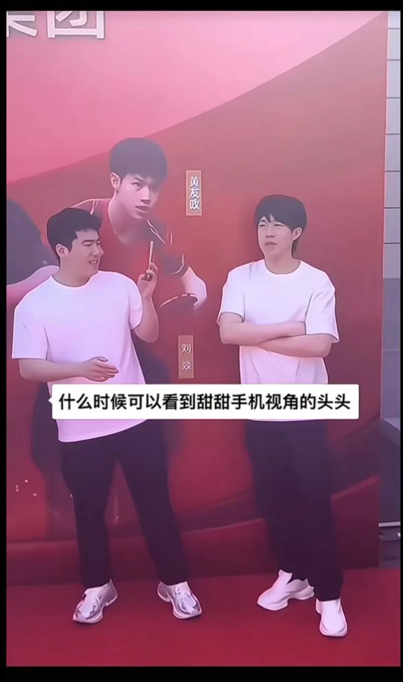 甜甜这表情，咋还呲牙咧嘴的
拽拽弟就得哥哥治他[微笑]
甜甜啊，手机怼那么近拍，