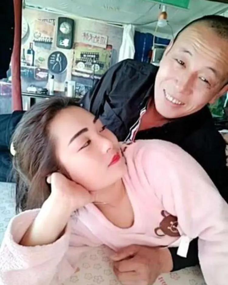 有人说，
女人不躺下，
男人就上不去。
女人躺下的理由，
不外乎是蝇头小利，
或