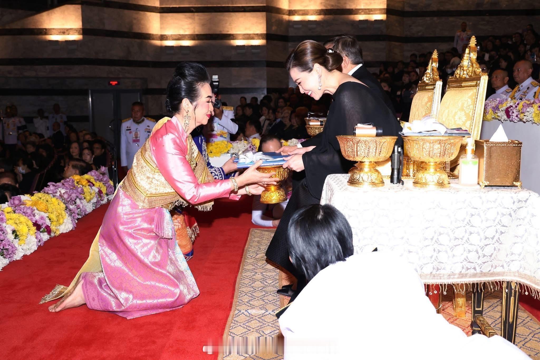 王室王室泰国王室素娘娘 2025年12月23日，狗哥素娘娘观看孔剧。 