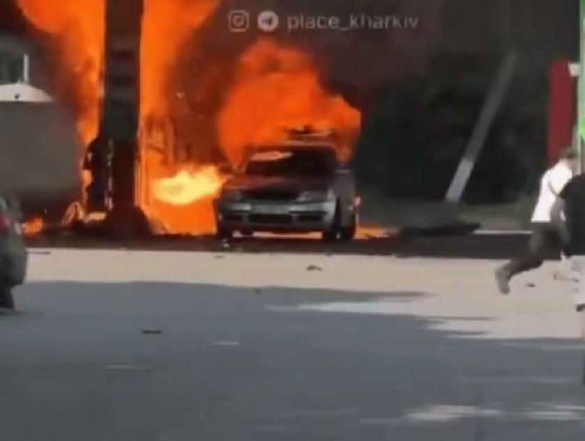 炸！炸！炸！乌克兰会于哈尔科夫地区的一座加油啊被俄罗斯用无人机给炸掉了，可以看到