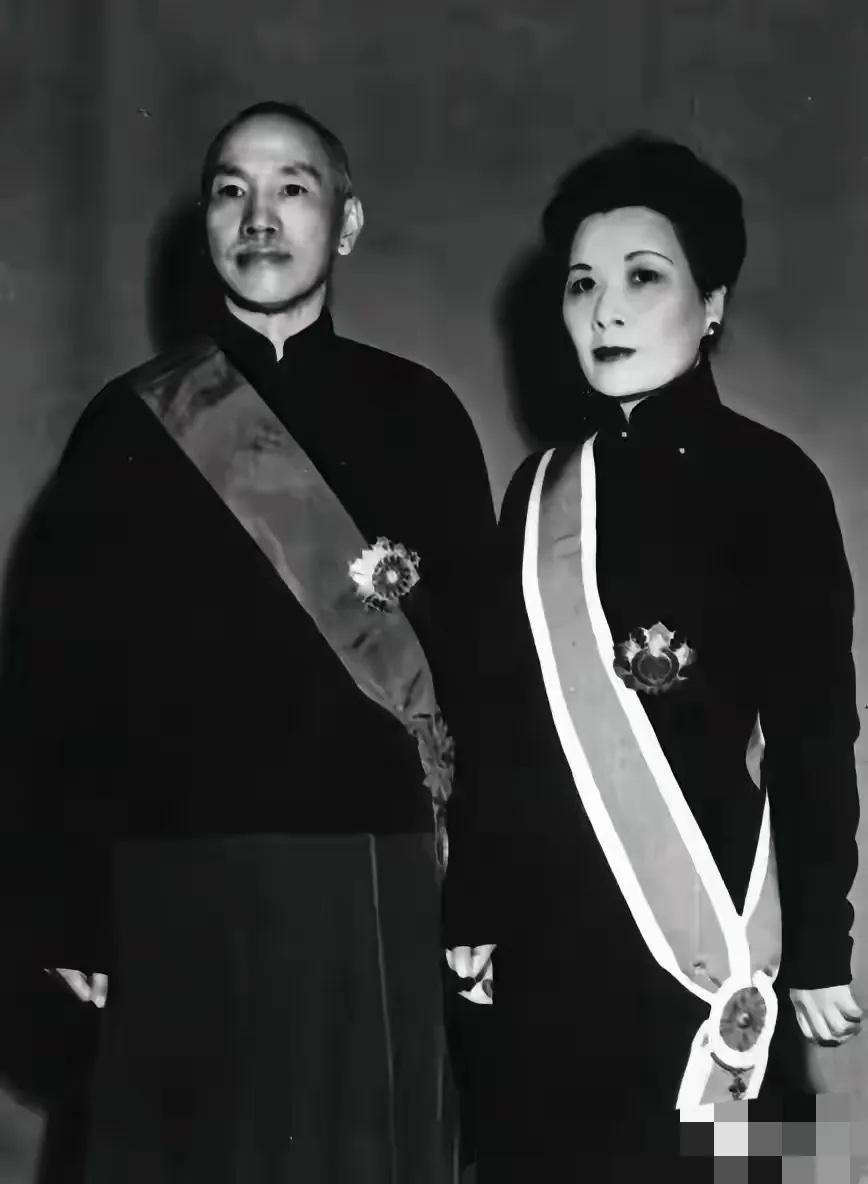 1948年，蒋中正当选“总统”之后与夫人宋美龄的一张合影，从这个年份和他的职务来