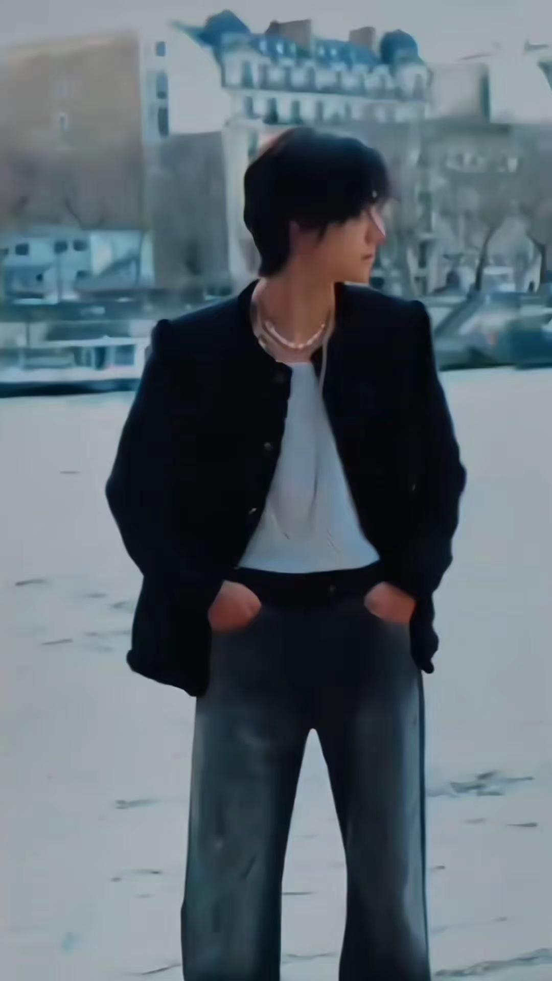 他怎么做到穿女装不娘反而有种硬朗的帅气感 王一博 香奈儿王一博 项链戴的比女生都