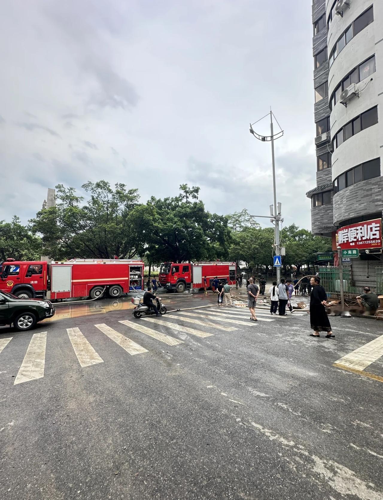 柳州洪水无情，人有情
柳江几乎每年都会涨水，全靠她们，一下恢复原来的样子。广西柳