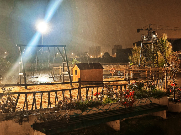 赵小童雨天朦胧迷糊  赵小童冬季的雨天朦胧迷糊 赵小童的冬季雨天碎片，在朦胧中诉