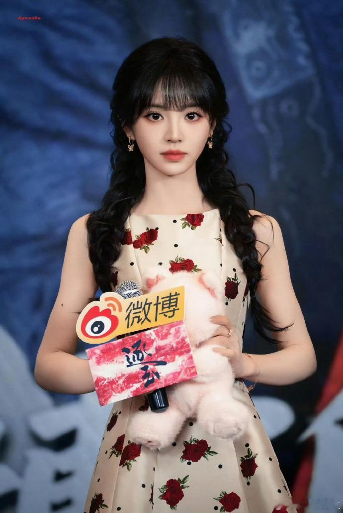 田曦薇孔雪儿同框好养眼《逐玉》追剧团的双美同框真的看不够！田曦薇的甜是灵动鲜活的