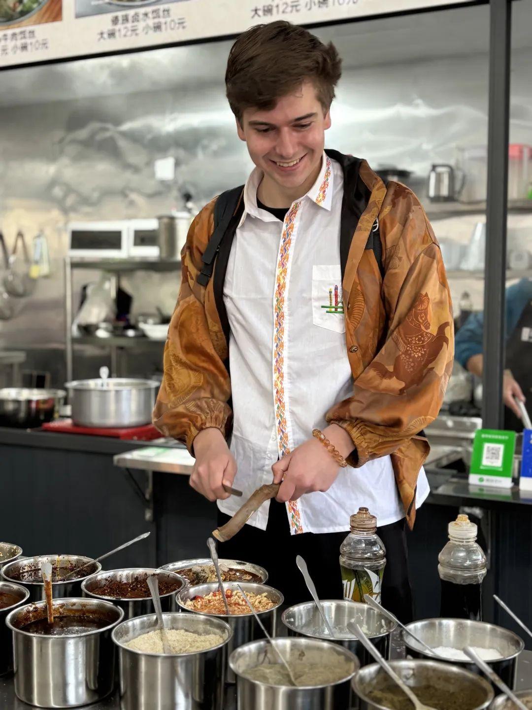 德国小伙被父母要求去北京读大学，他直接拒绝：让我去中国读书，我就不读了。妈妈很奇