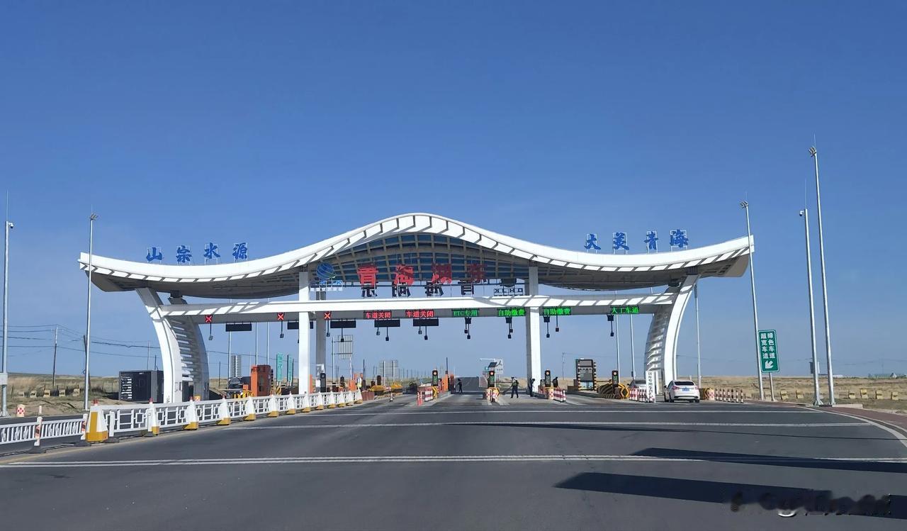 这是五月末青海湖的样子
拍摄于青海省首条旅游公路
倒湖茶旅游公路
倒淌河至黑马河