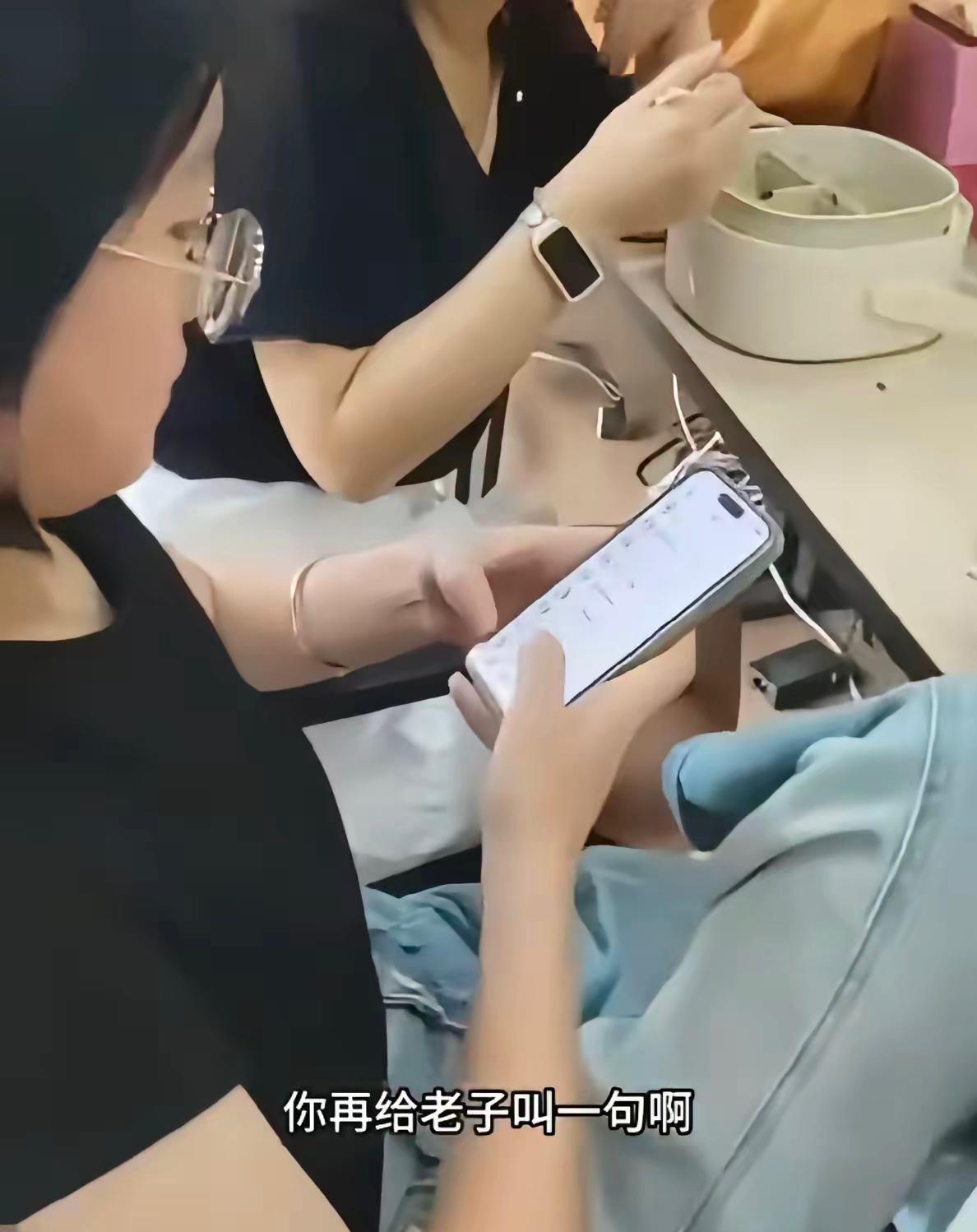 不知道大家注意到一个细节没有！眼镜妹掏出手机准备报警时，她并不是在拨号界面打的电