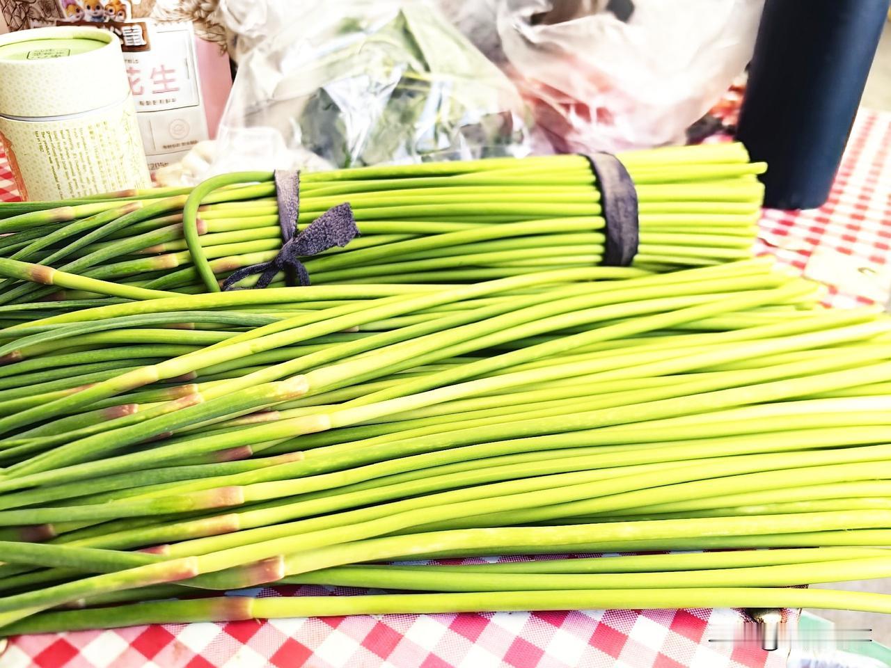 蒜薹才八毛钱一斤
也太便宜了吧

我从小喜欢吃蒜薹
炒肉炒鸡蛋都好吃

但我患白