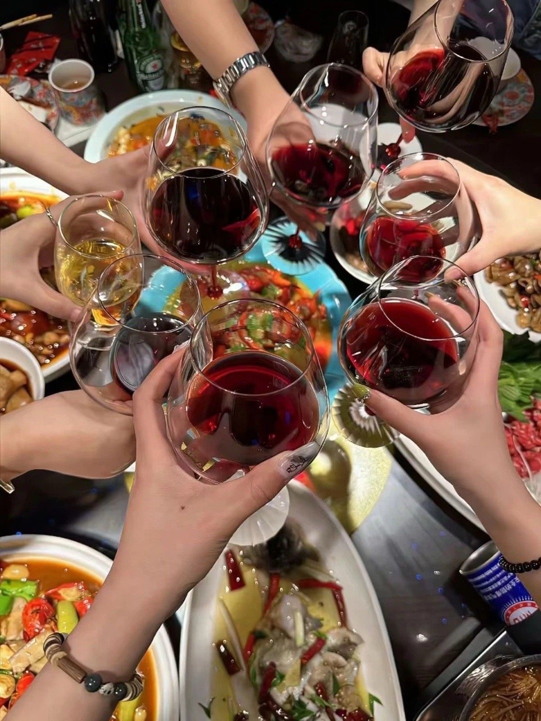 𝐂𝐡𝐞𝐞𝐫𝐬 🥂ིྀ👭🏻县城不大 风景如画  朋友不多 全在这